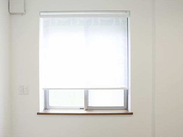 Stores enrouleurs devant une fenêtre