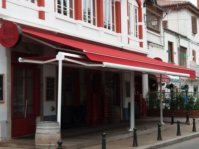 Grand store rouges d'extérieur devant un magasin