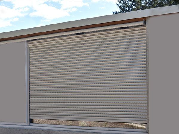 Volets roulant de fenêtre gris clair