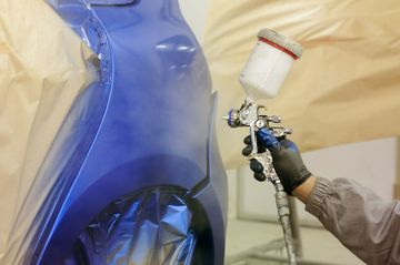 Peinture bleue au pistolet