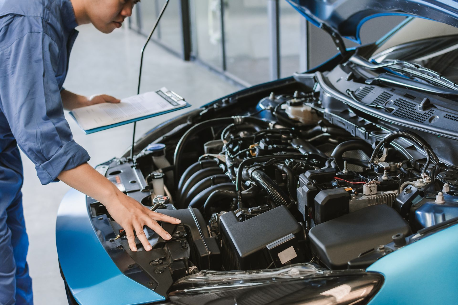 Main sur un moteur de voiture