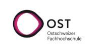 Logo der OST, Ostschweizer Fachhochschule. Eine rosa und schwarze abgerundete Form neben „OST“ und dem Namen.