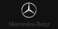 Mercedes-Benz Logo: ein silberner dreizackiger Stern in einem Kreis, über dem Markennamen auf dunklem Hintergrund.