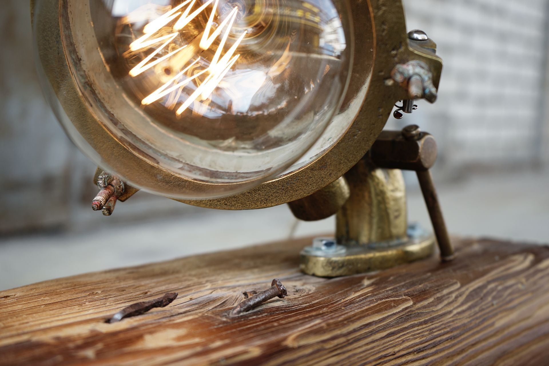 Ein sonniges Zimmer mit Erkerfenster, Holztisch und Holzboden.