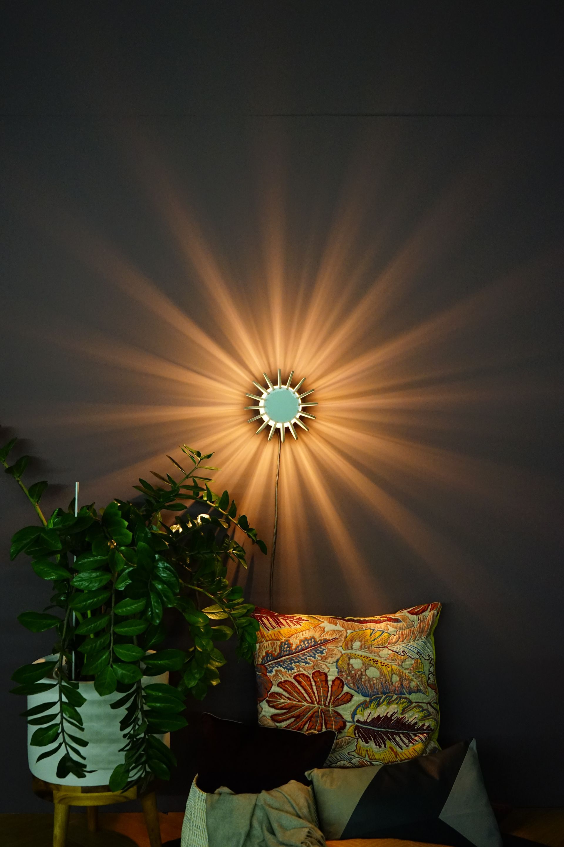 Holzbootsrumpf, gebogene Seiten, auf dem Bürgersteig. Grüne Aussenfassade, hölzerner Innenraum und Zierleisten.