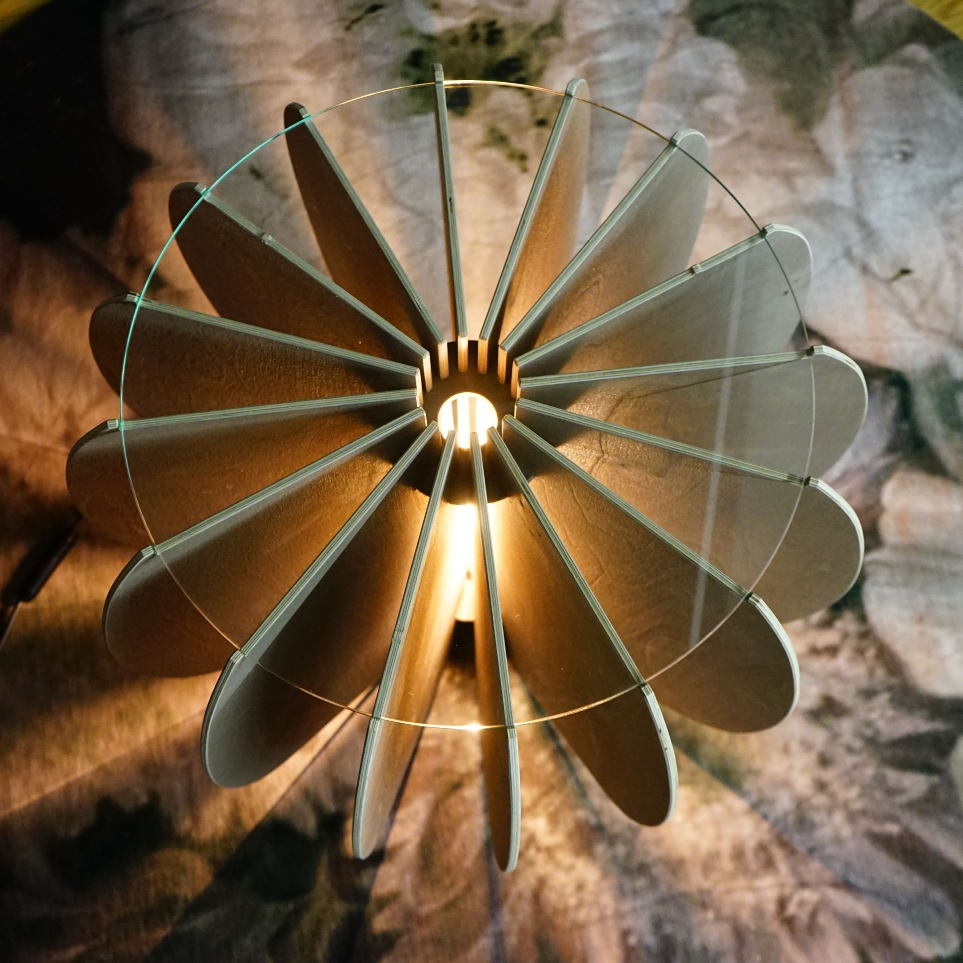 Gelbe, schlitzförmige Lampe wirft gestreifte Schatten auf den Holzboden.