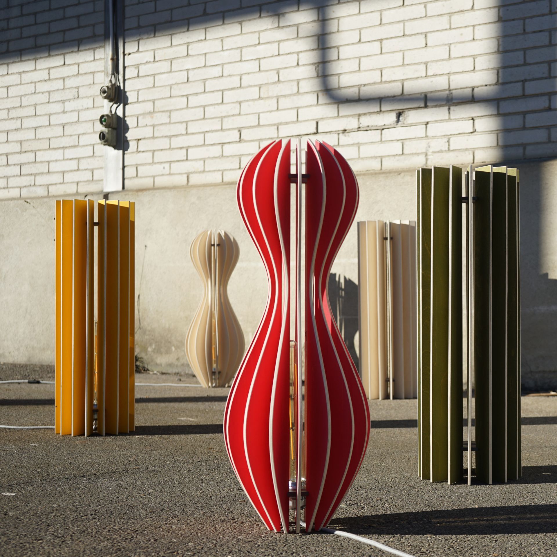 Holzschubladen mit Etikettenhaltern auf einem Regal an einer Backsteinwand.