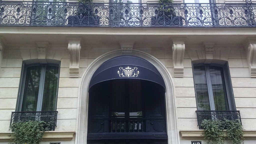 Un store corbeille arrondi noir