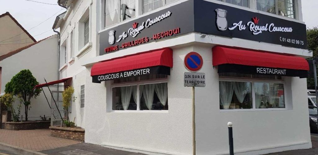 Un ensemble de stores corbeilles rouges