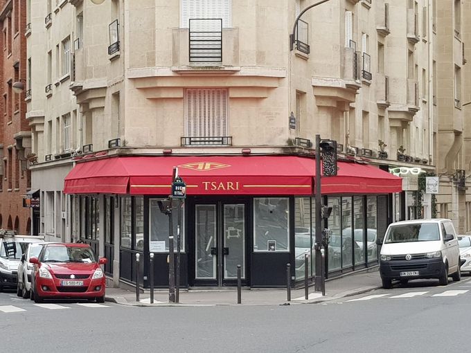Un store corbeille avec lettrage en feuilles d'or