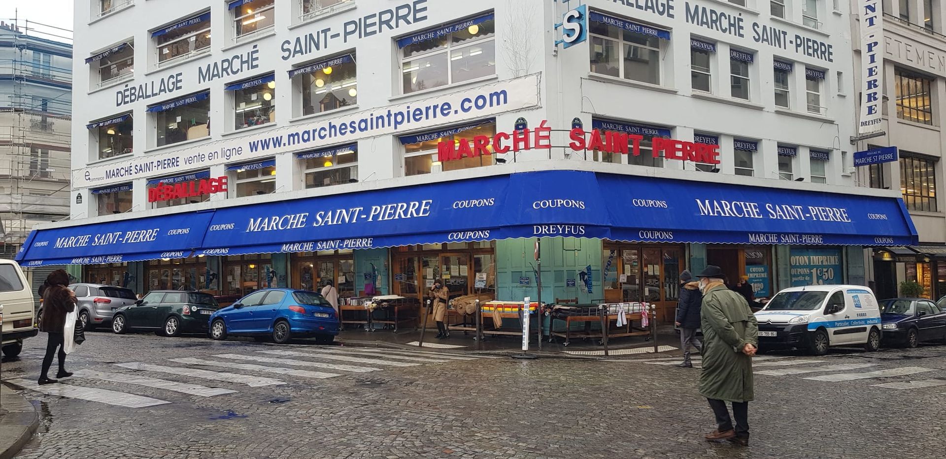 Un store bleu foncé et blanc