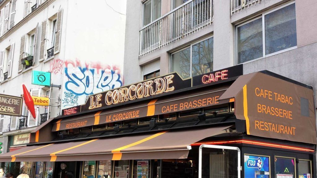 Des stores et des joues marron