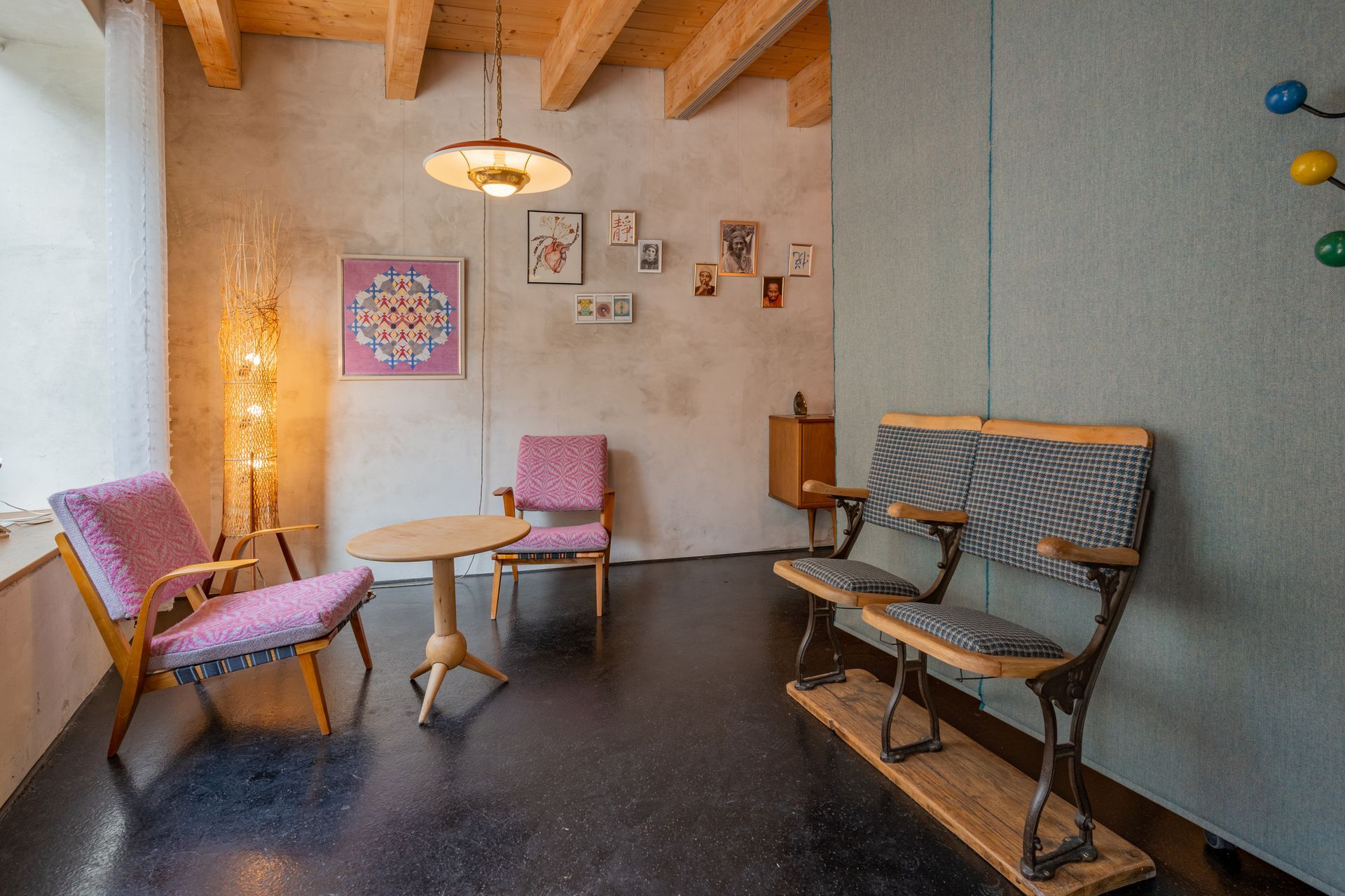 Une personne reçoit un massage de la nuque sur une table de traitement. Le/la thérapeute, vêtu(e) d'un haut orange, masse la nuque du/de la patient(e) avec ses mains.