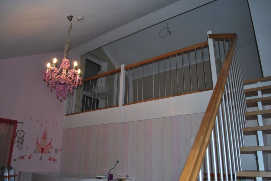 Treppe mit Geländer