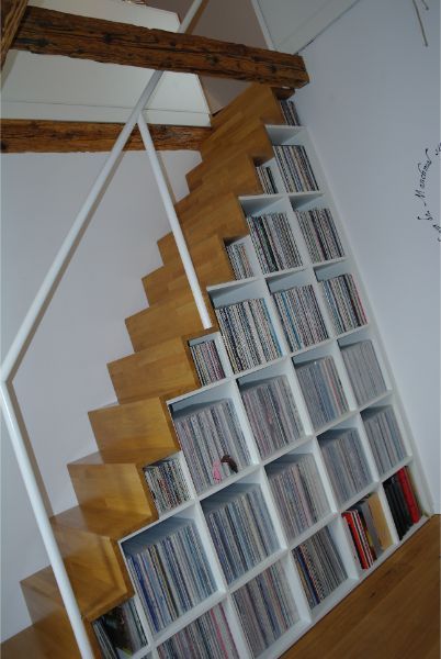 Regal unter der Treppe