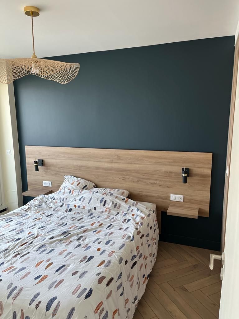 Photo d'une chambre avec un lit et un mur bleu