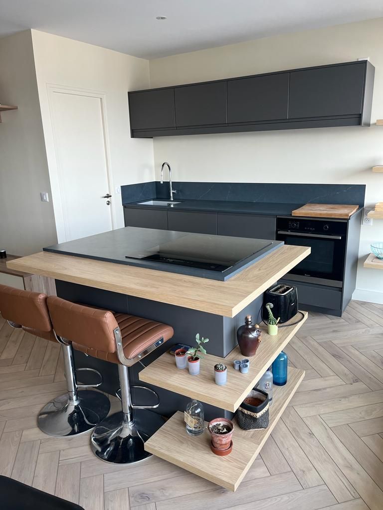 Photo d'une cuisine avec un îlot