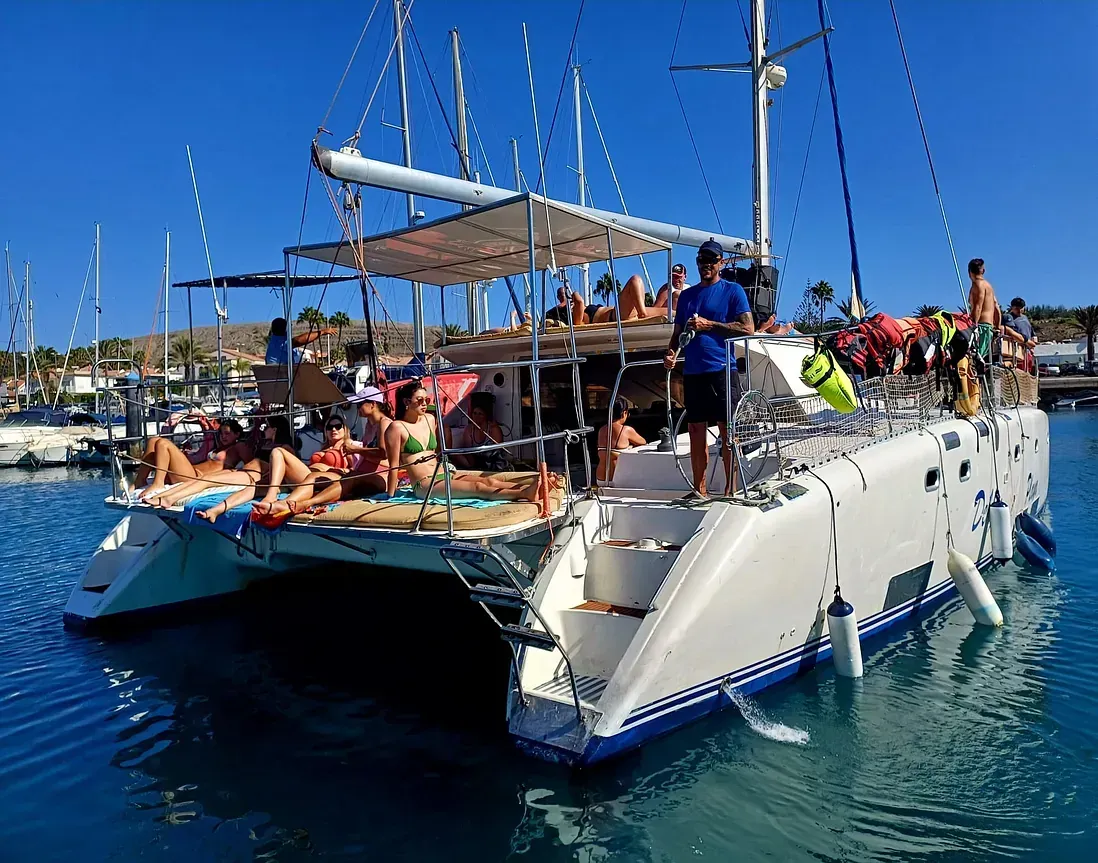 Un grupo de personas está sentada en un velero en el agua.