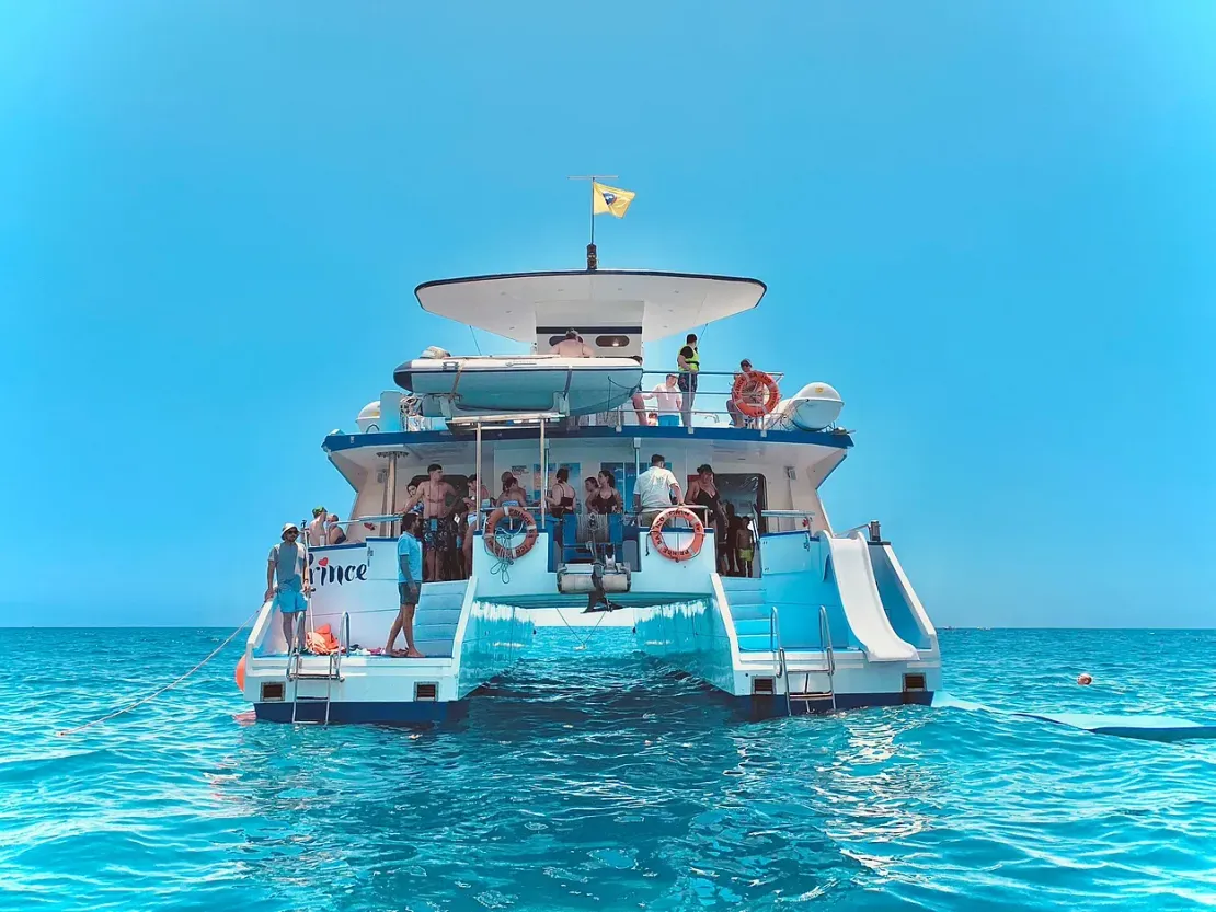Un gran barco flota sobre un cuerpo de agua.