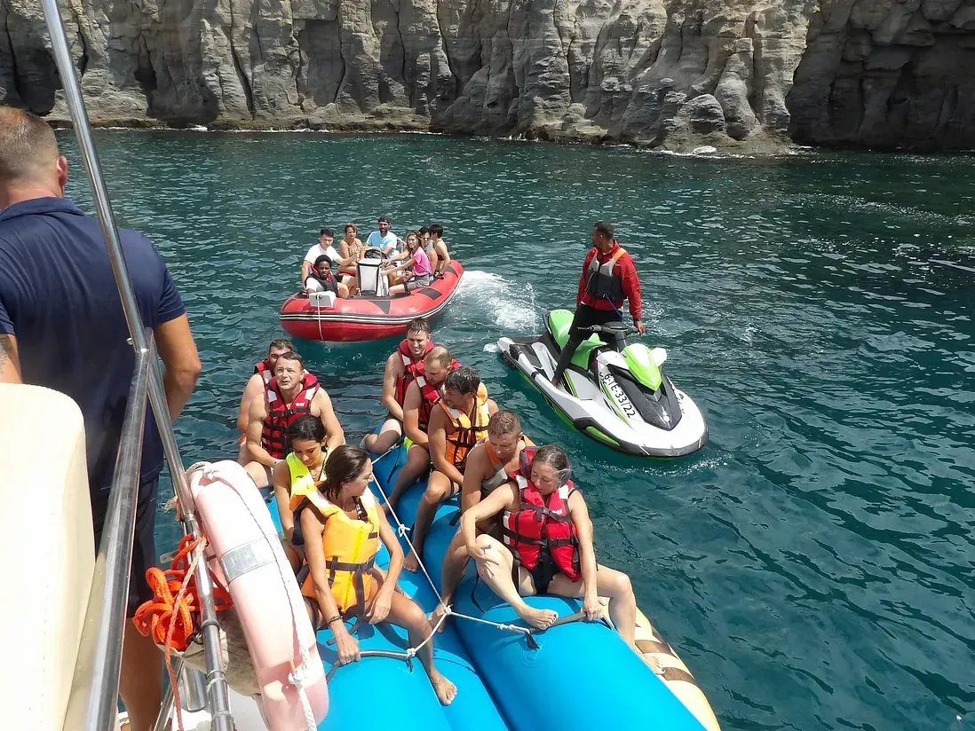 Un grupo de personas está sentada en un bote en el agua.