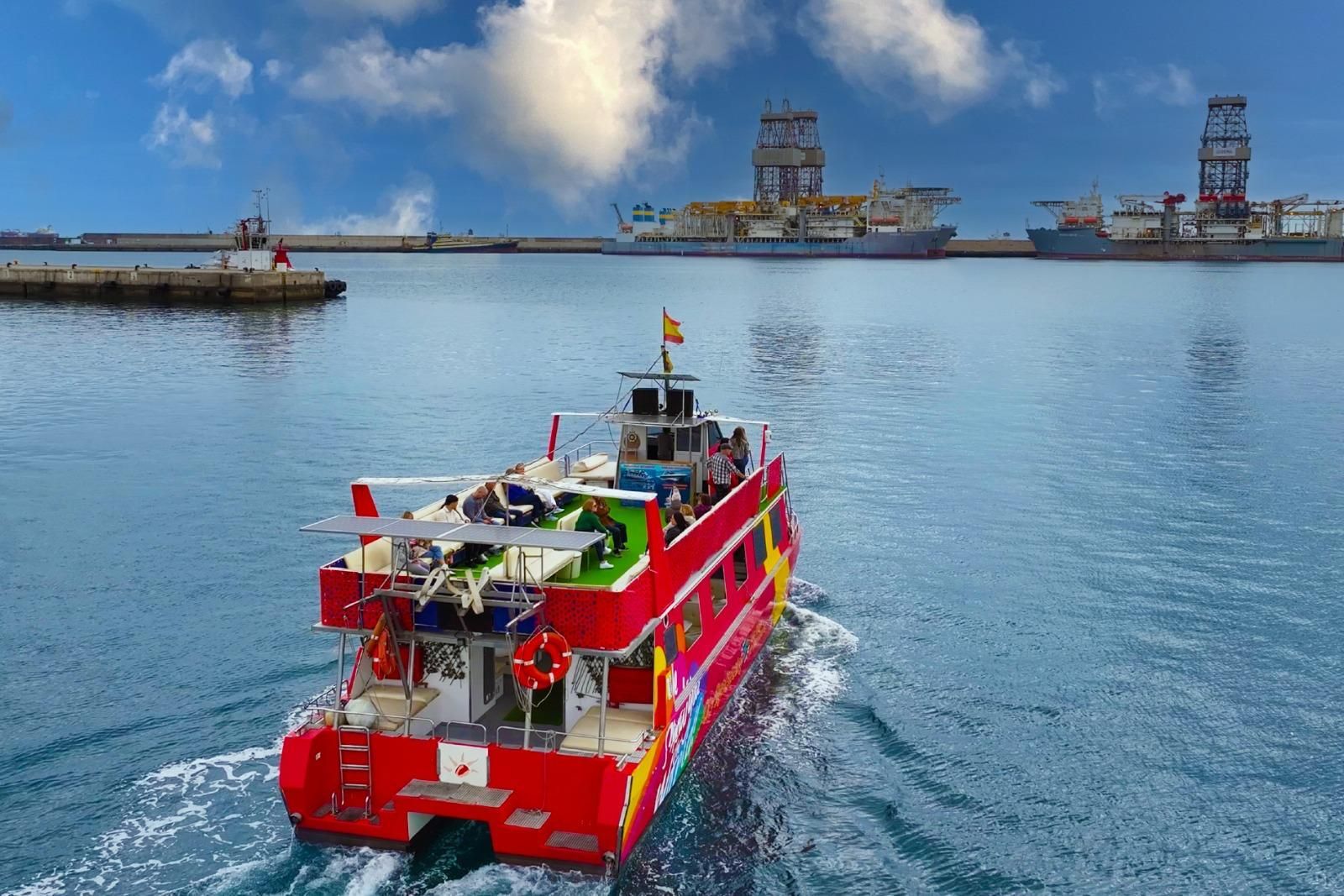 Un grupo de personas está sentada en un barco y bebiendo cócteles.