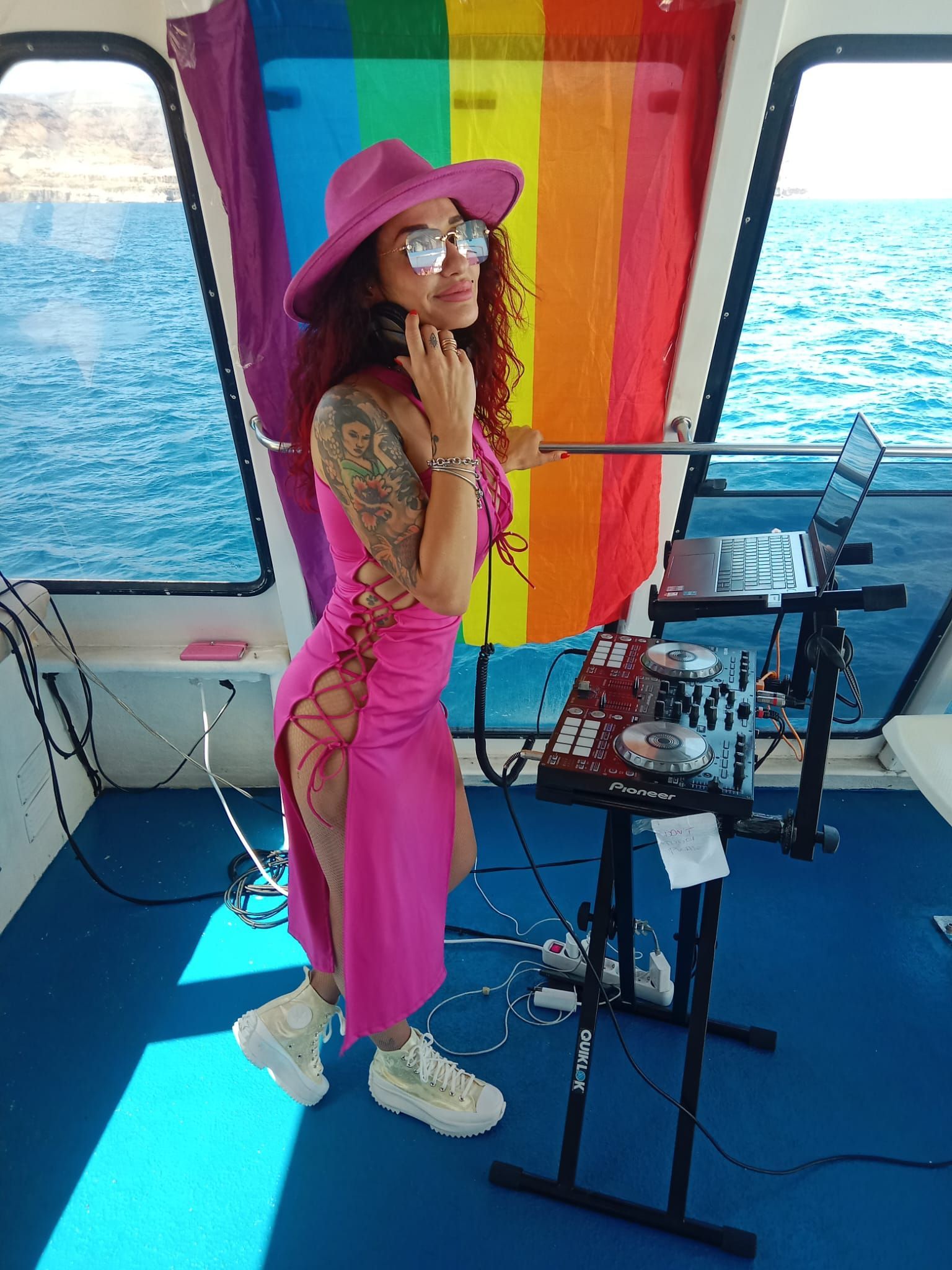Una barra de madera con la imagen de un barco.