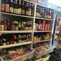 Regale in einem Lebensmittelladen, gefüllt mit verschiedenen Lebensmitteln und Getränken.