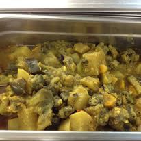 Schale mit gekochtem gelbem Curry mit Gemüse.