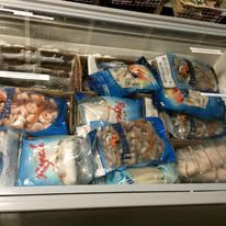 Gefrierschrank mit verschiedenen Tiefkühl-Meeresfrüchtepackungen.