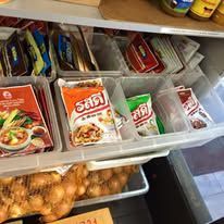 Kühlschrank voller verpackter Lebensmittel.