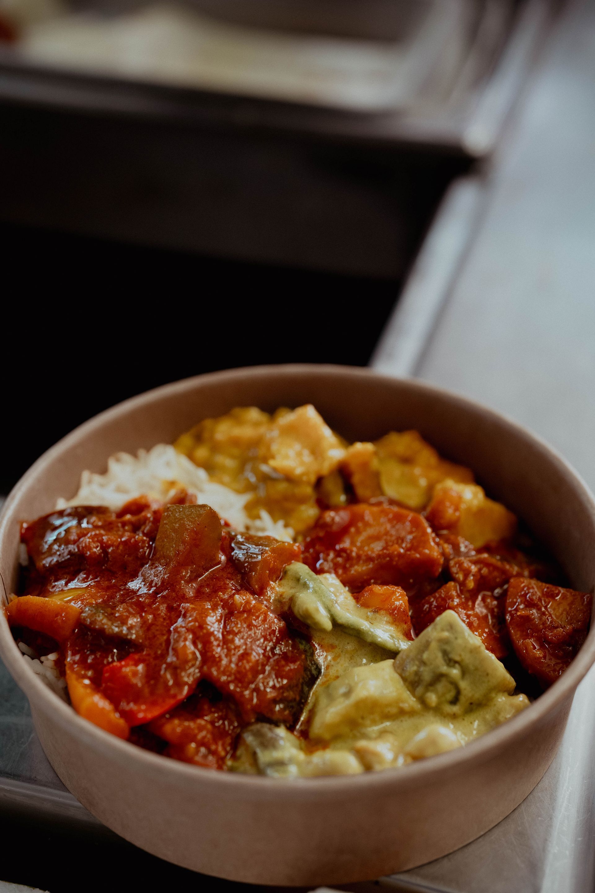 Boote, beladen mit Lebensmitteln, auf einem schwimmenden Markt in Südostasien, Händler verkaufen Waren.