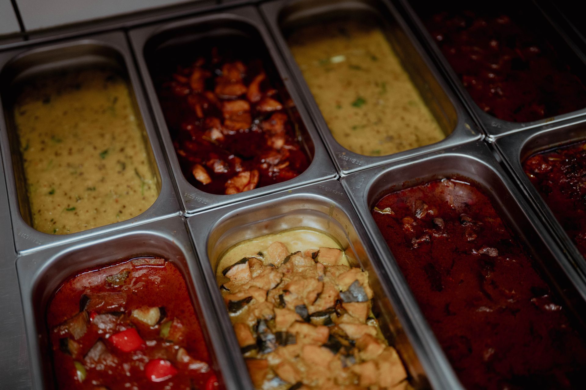 Eine Frau in einer gelben Jacke kauft in der Obst- und Gemüseabteilung eines Supermarkts ein.