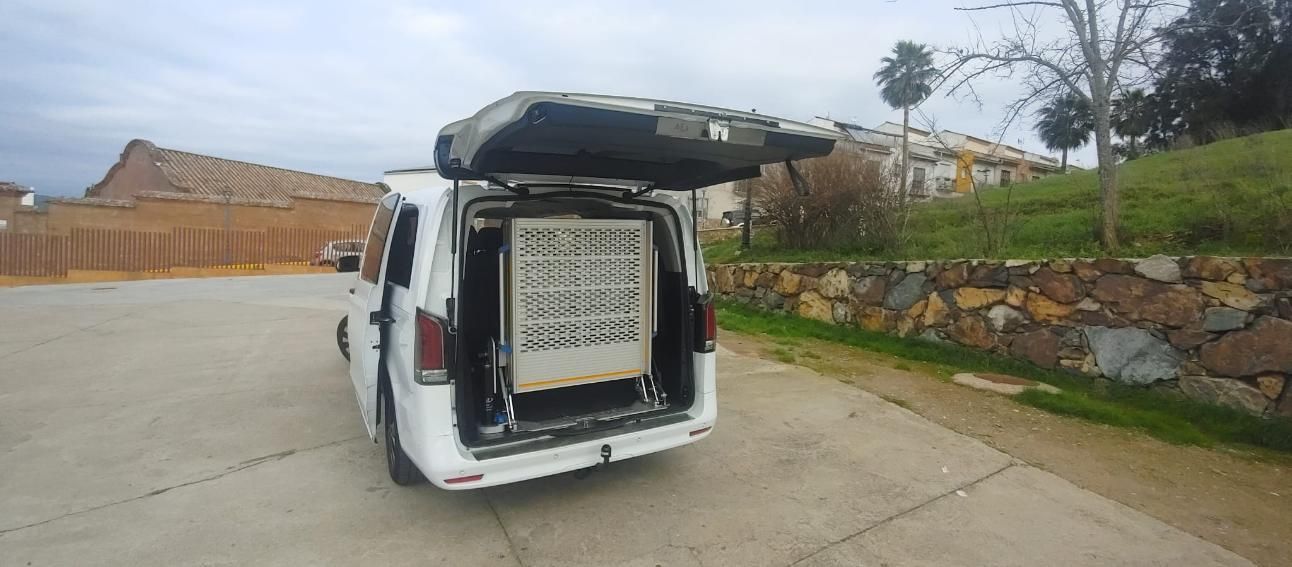 Una furgoneta blanca con la parte trasera abierta mostrando una estructura metálica