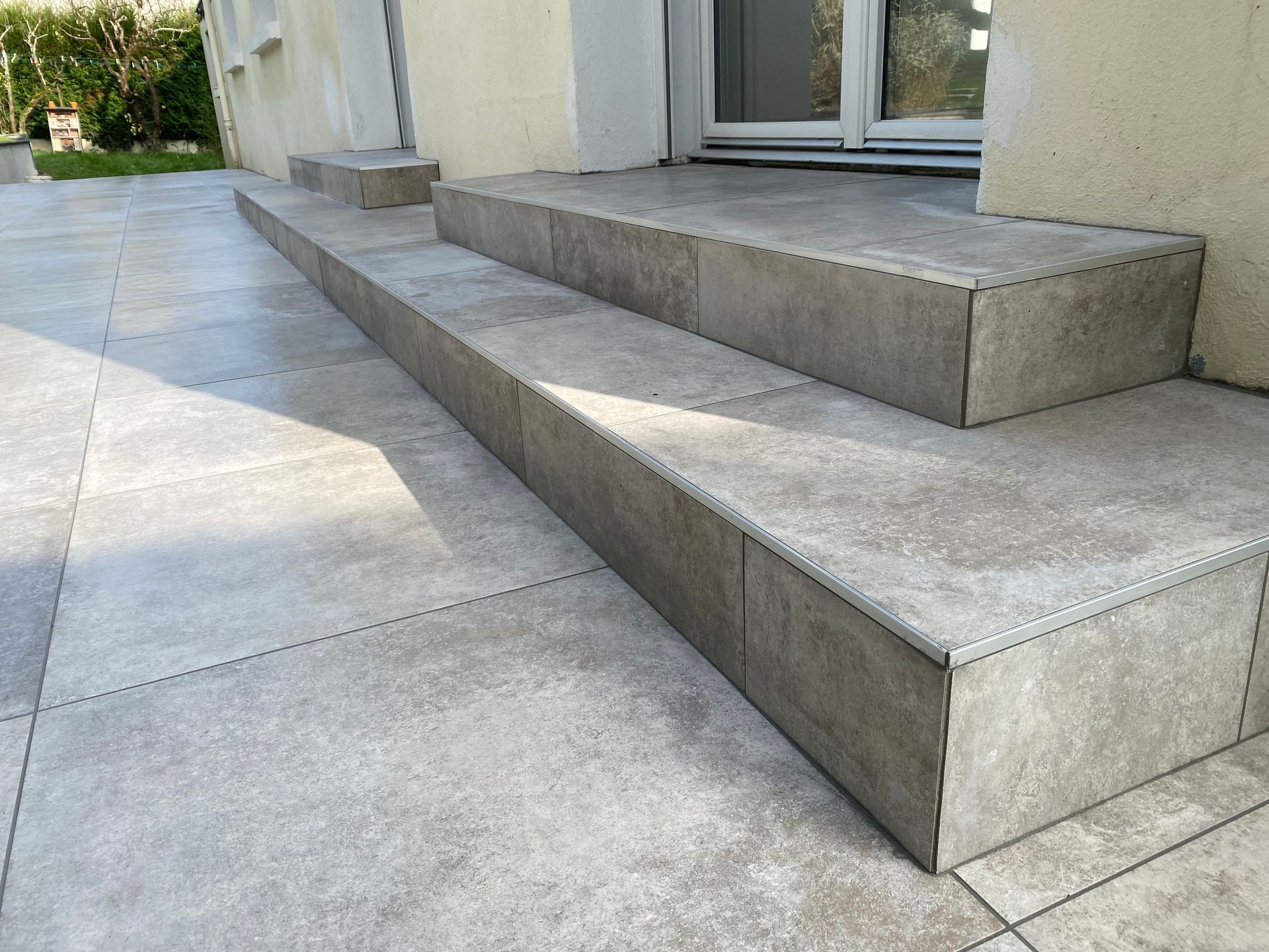 Marches extérieures recouvertes d'un dallage gris