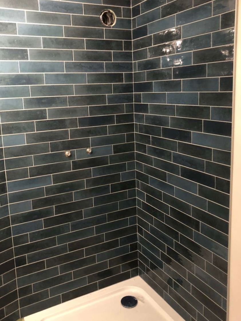 Salle de bains avec carrelage mural moderne