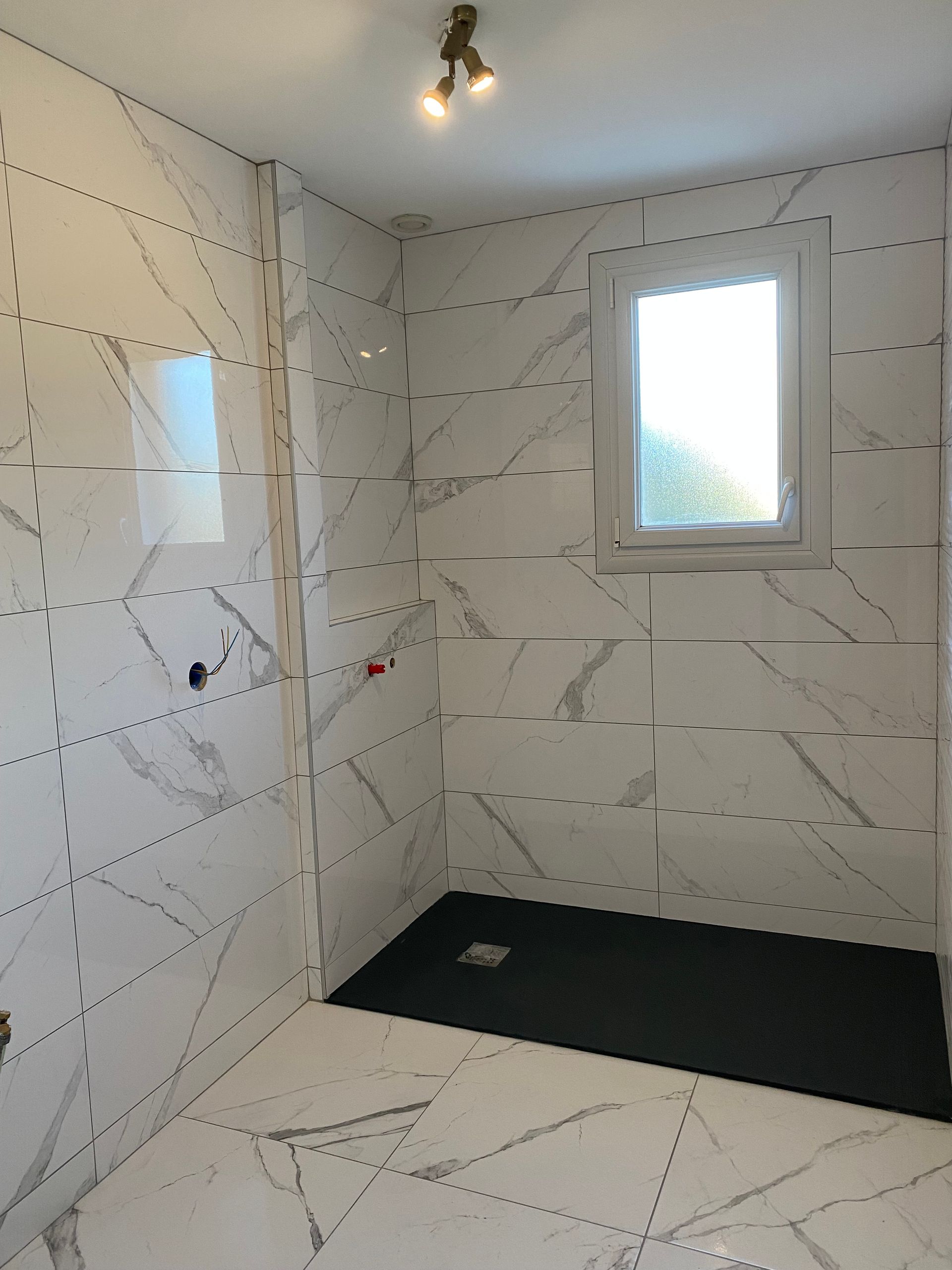 Salle de bain avec carrelage effet marbre