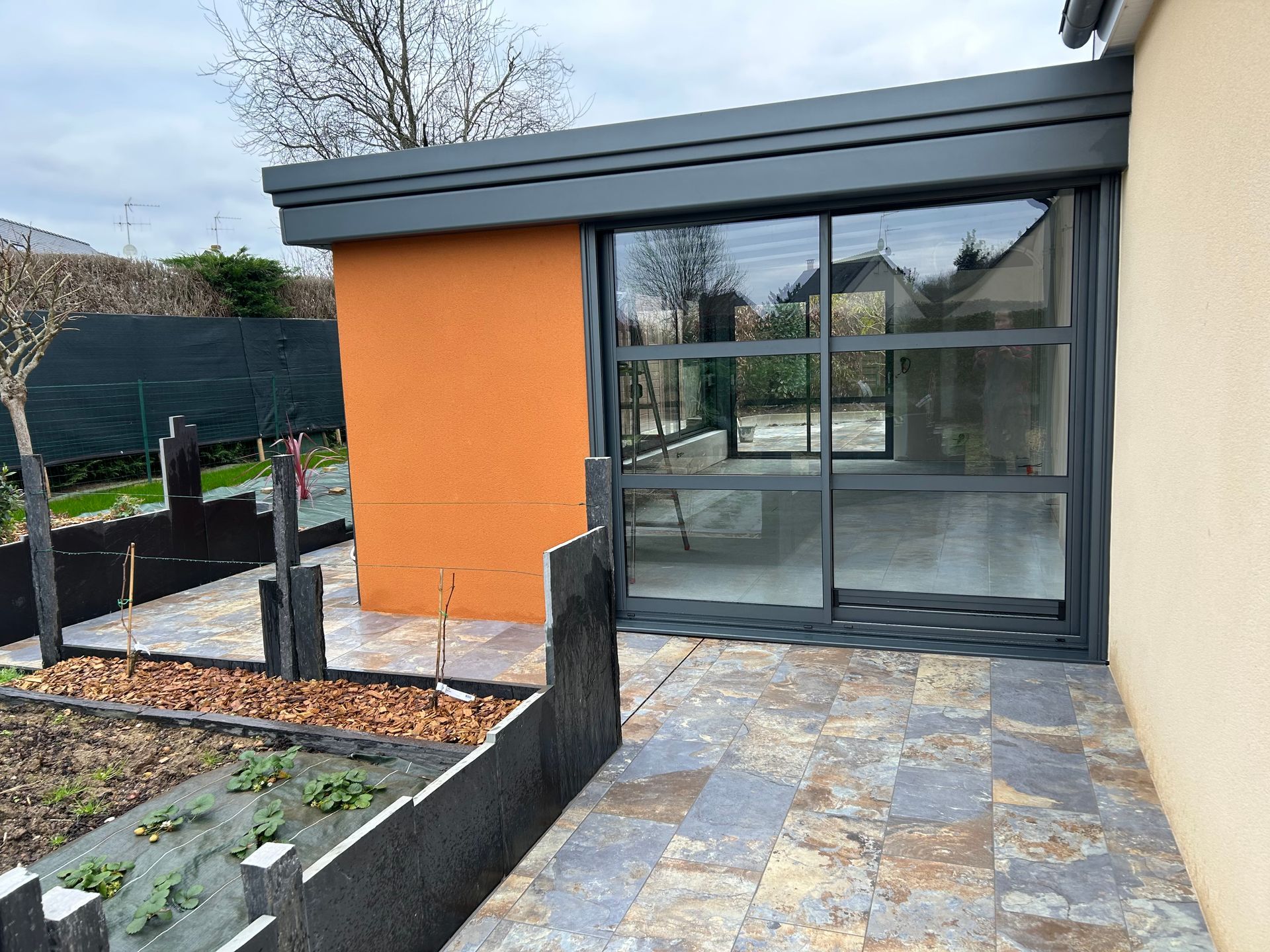 Extension d'une maison avec un crépi orange