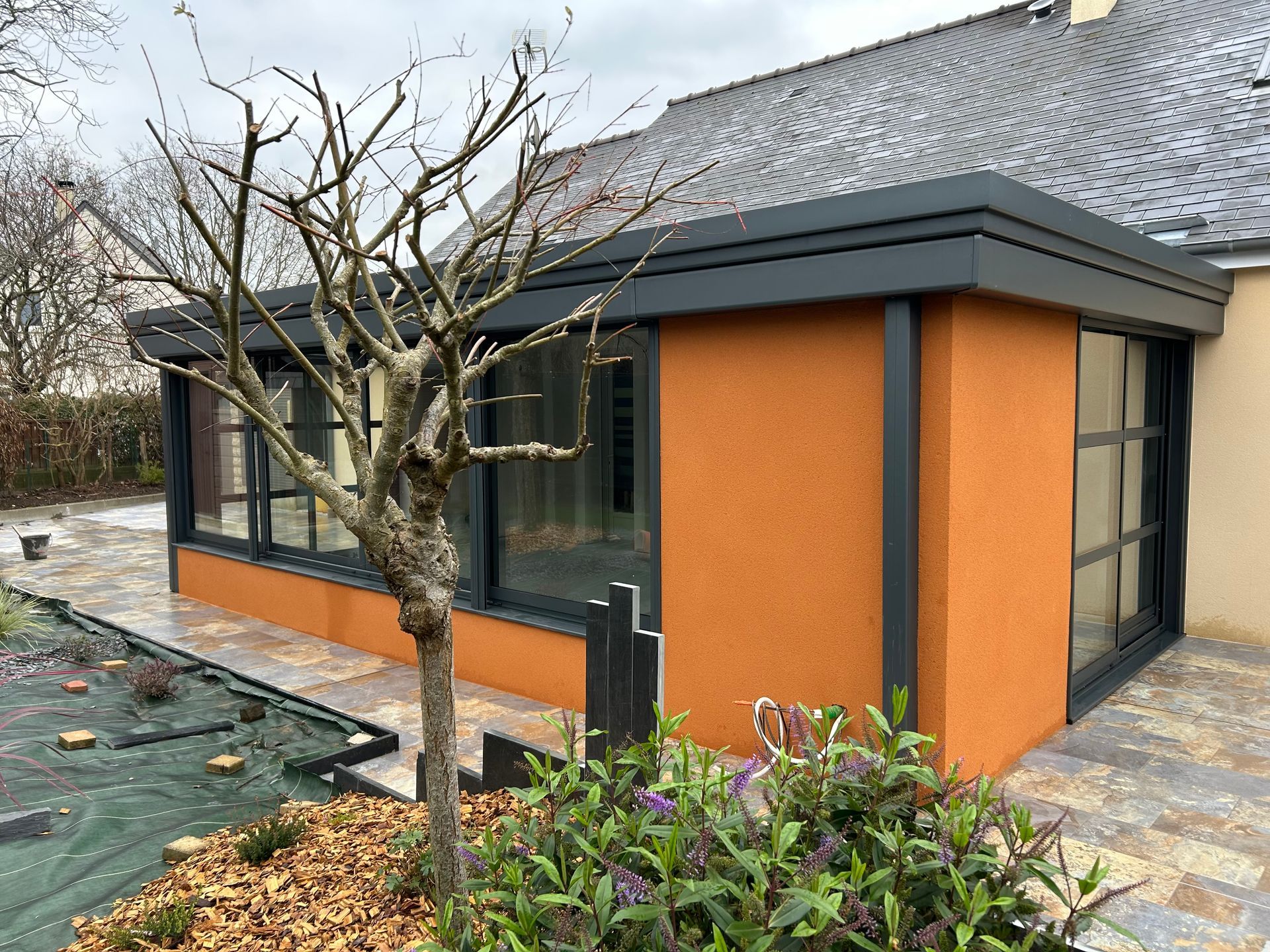 Extension de maison avec crépi orange