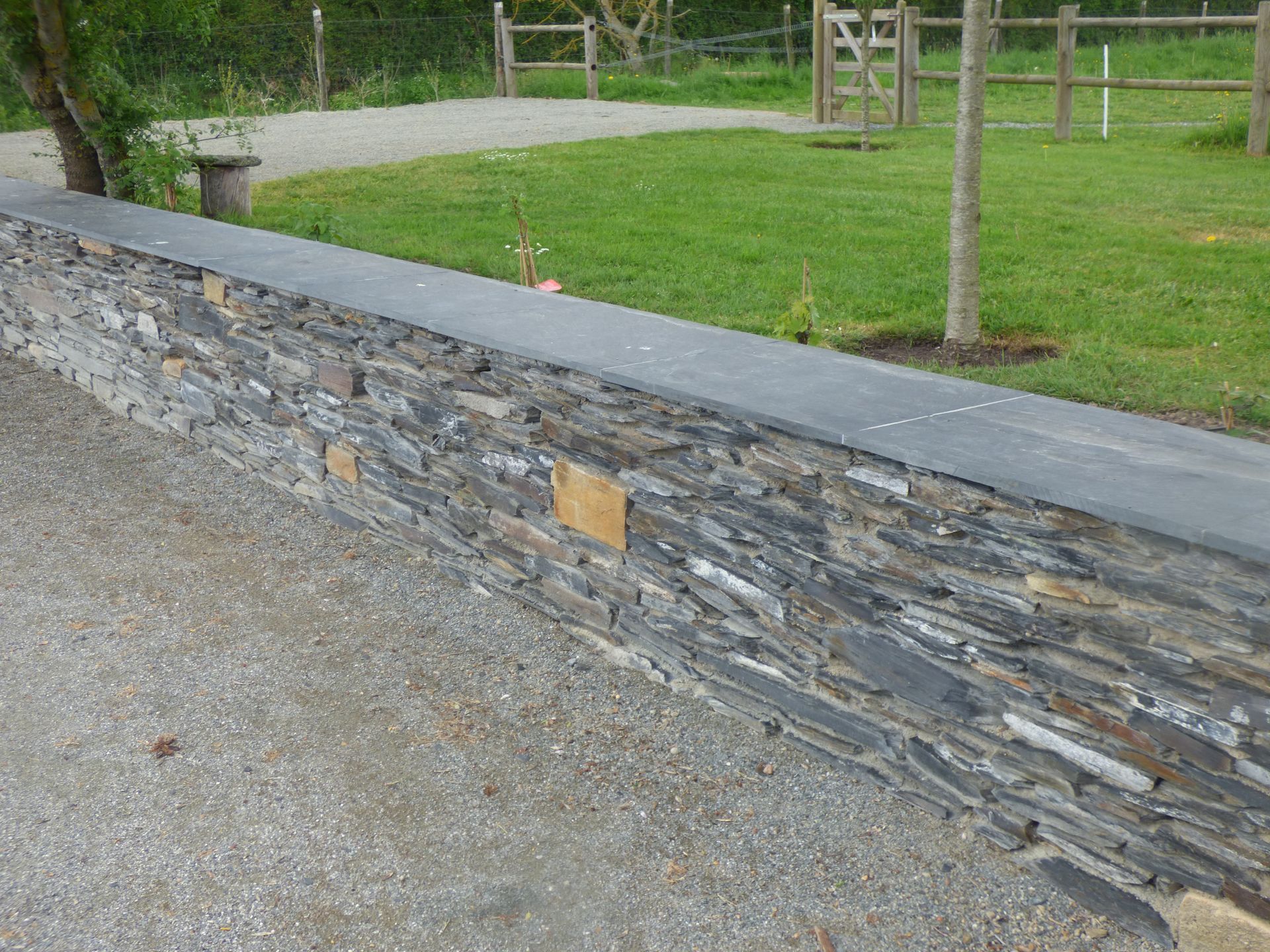 Jardin avec un muret en pierre