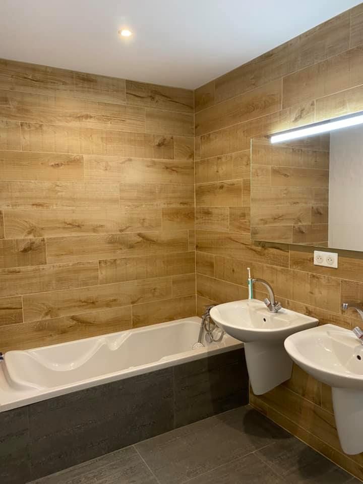 Salle de bains avec carrelage mural