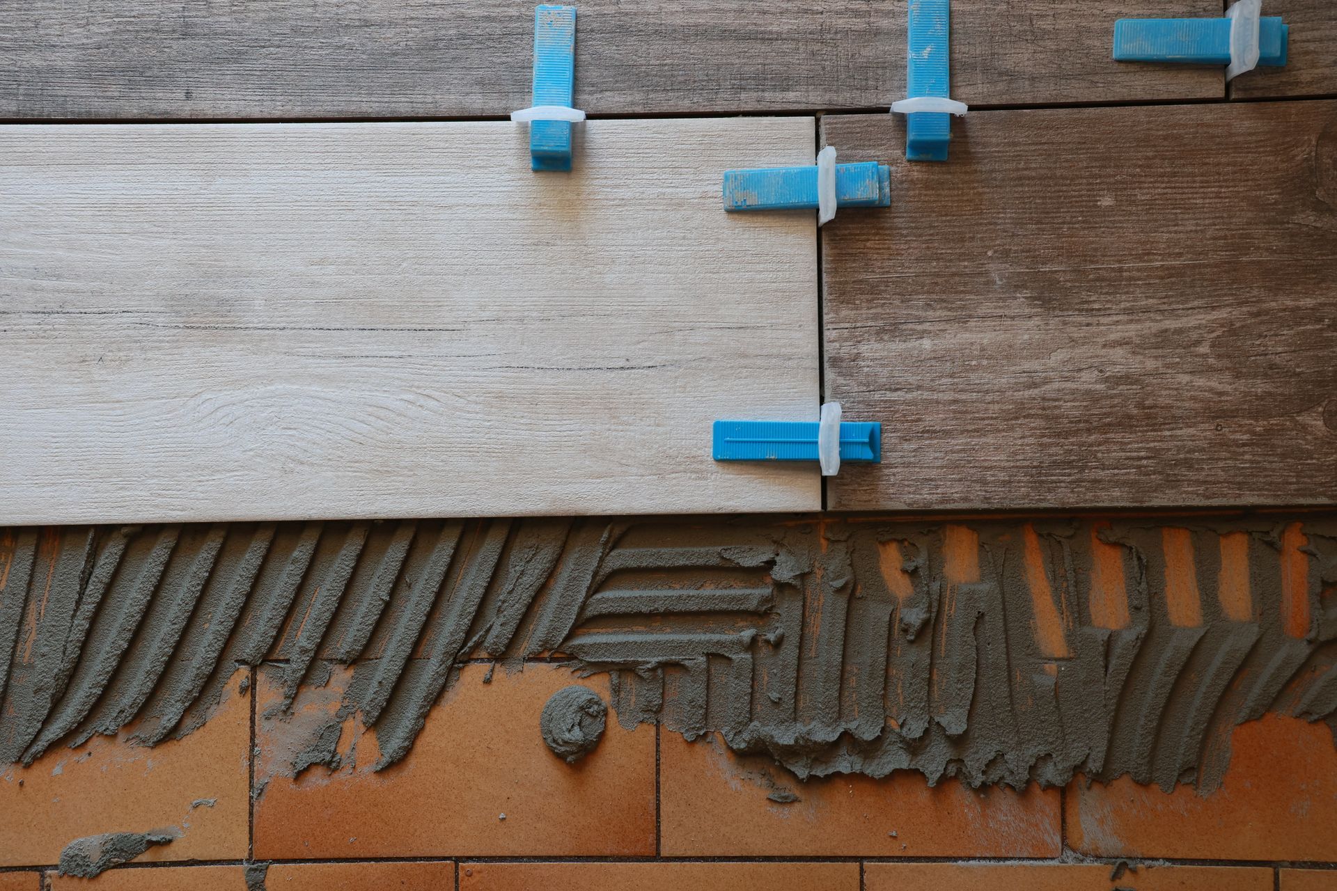 Gros plan d'un carreau en train d'être posé