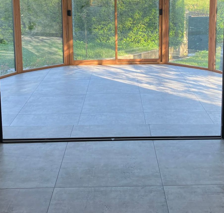 Sol d'intérieur avec des dalles en béton