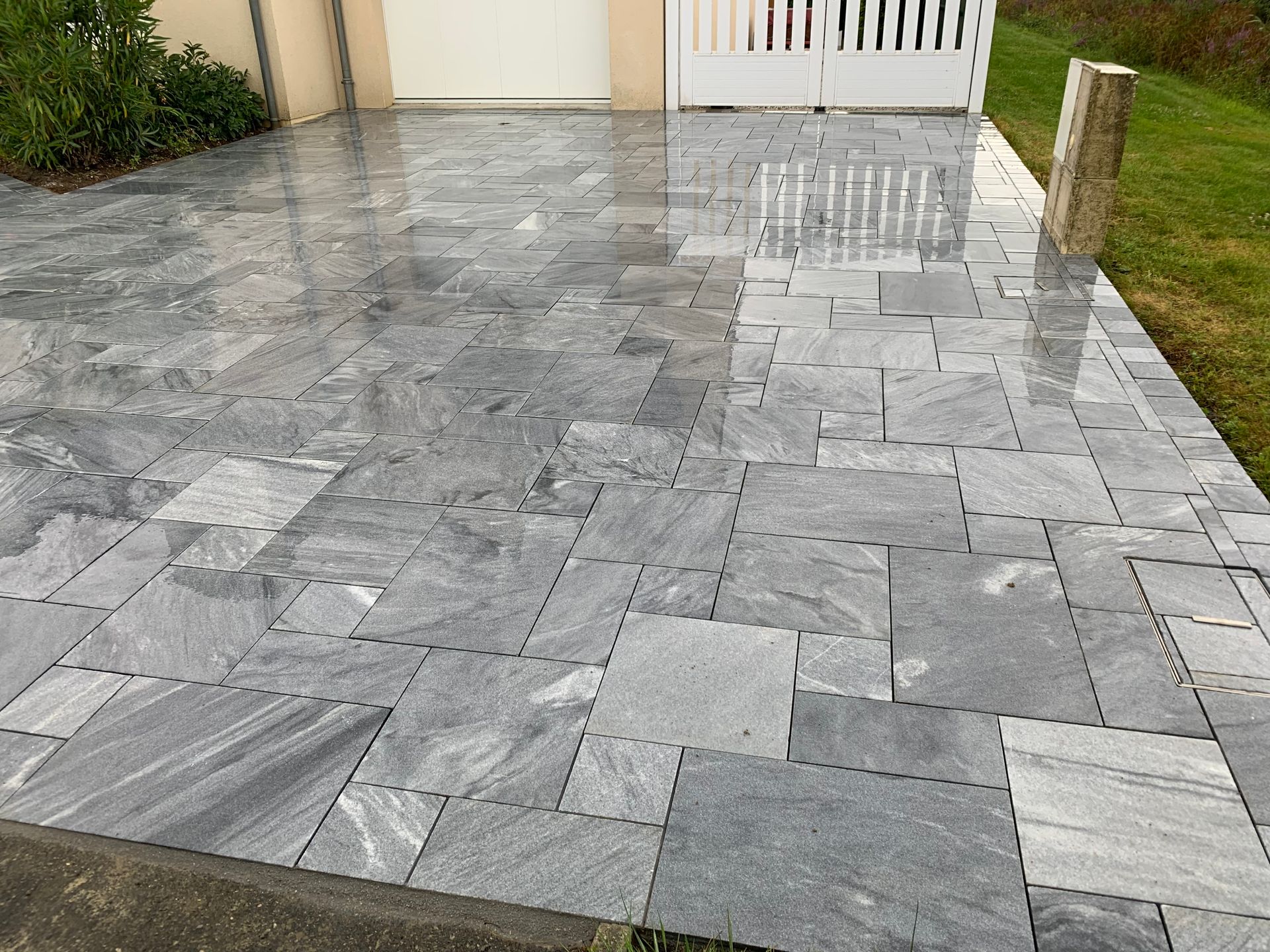 Extérieur avec espace de terrasse dallée