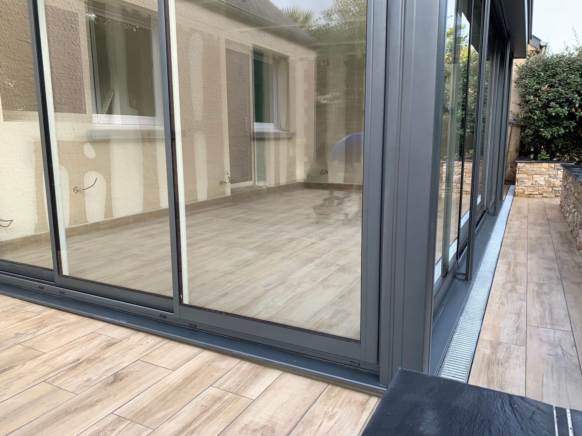 Véranda d'une maison avec carrelage