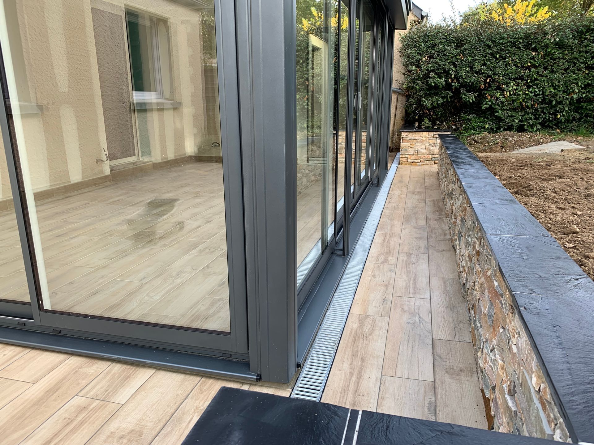 Allée en carrelage autour d'une extension