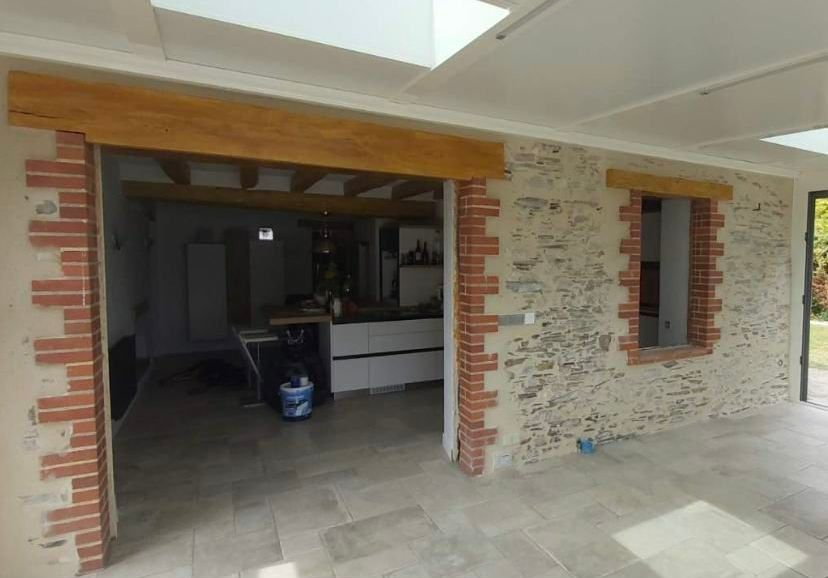 Ouverture d'un mur en pierre d'une maison