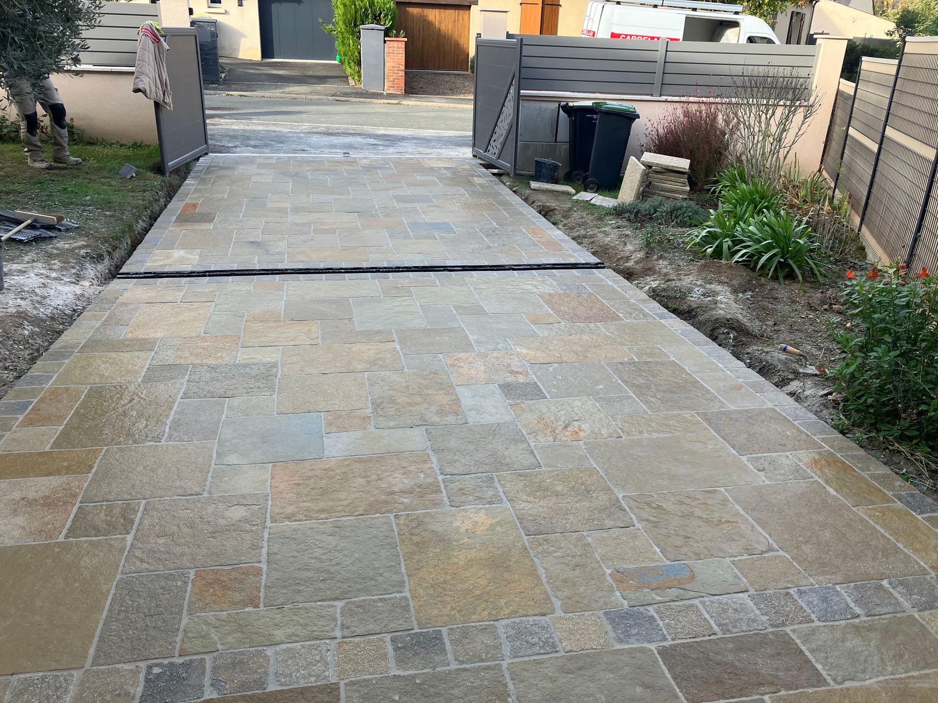 Allée de garage en dalle de pierres
