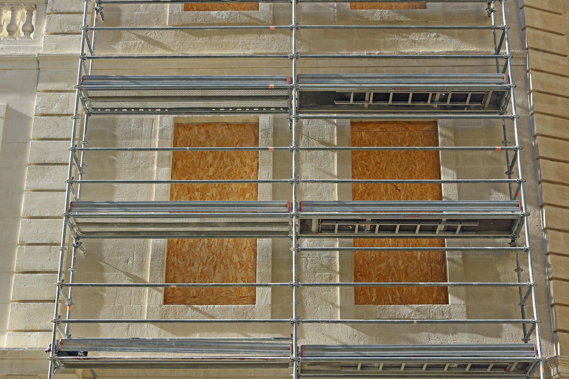 Échafaudage sur une façade de maison