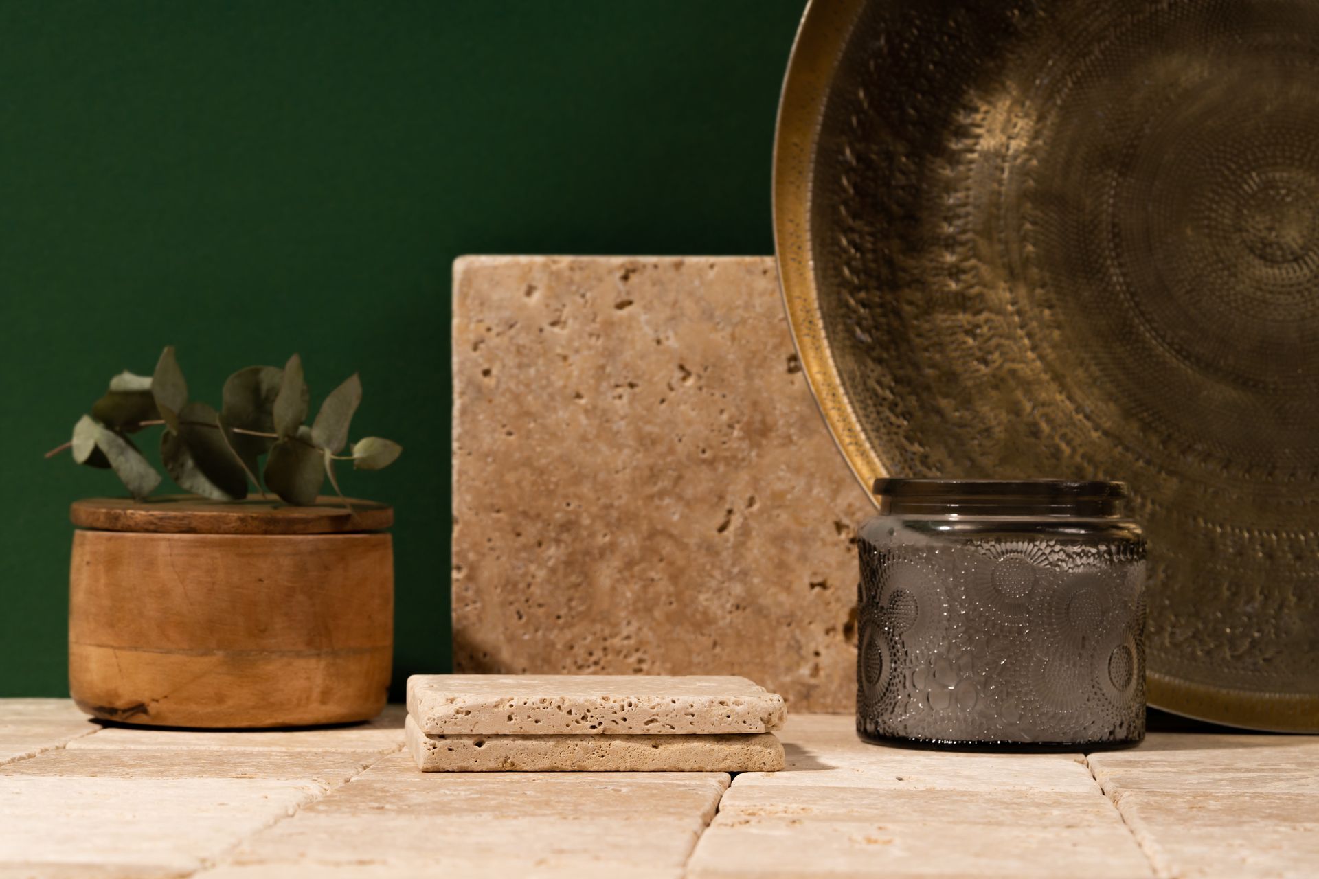 Composition d'objets avec des plaques de travertin