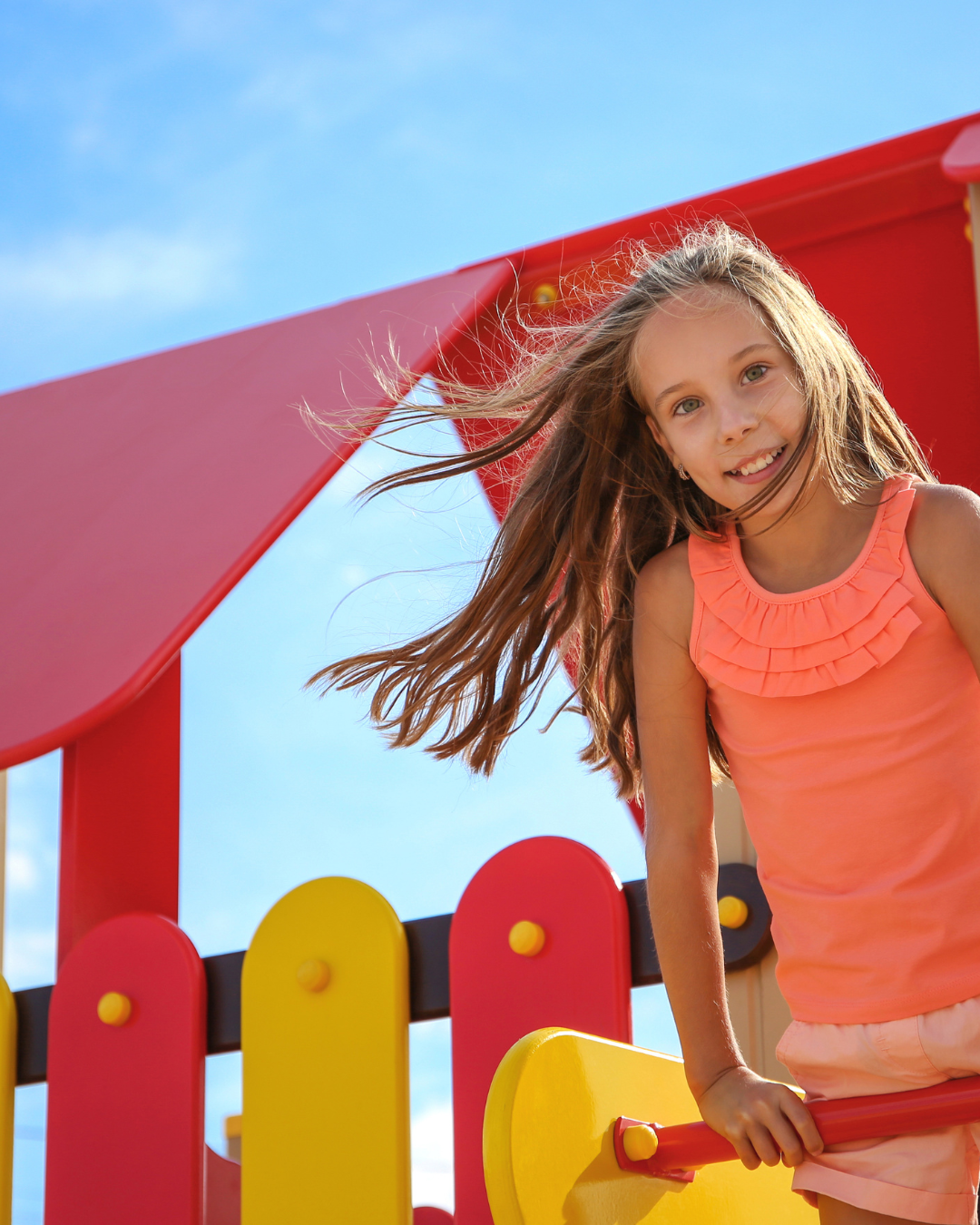 Niña jugando en un parque
